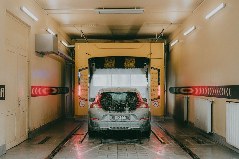Interiér prevádzky, tri umývacie boxy